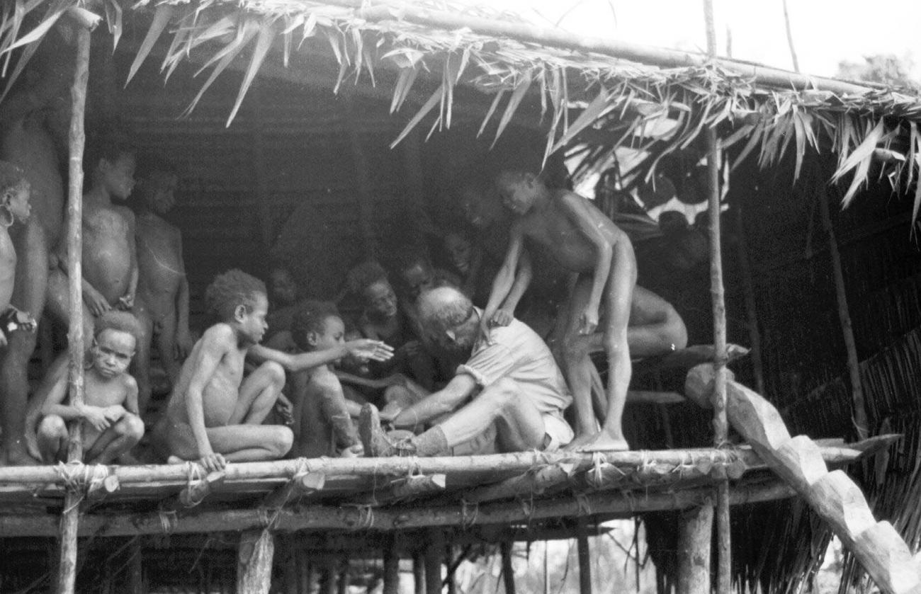 BD/133/72 - 
Trip Merauke-Kapi: Western man among Papua children
