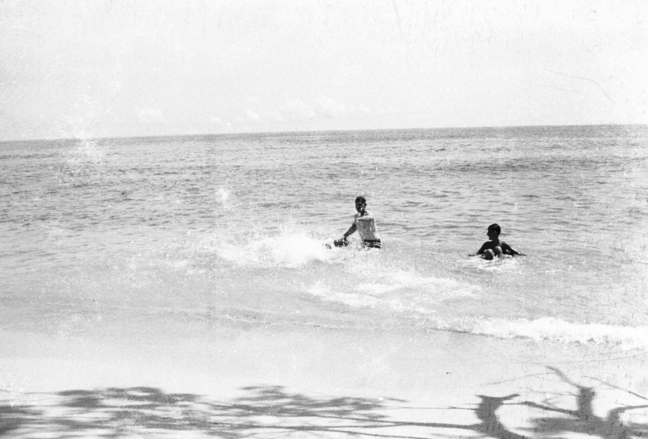 BD/133/734 - 
Snapshot van in zee zwemmende westerse kinderen
