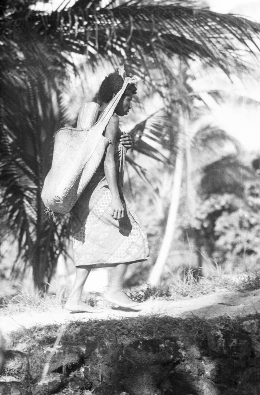 BD/133/736 - 
Vrouw met draagtas hangend van haar voorhoofd
