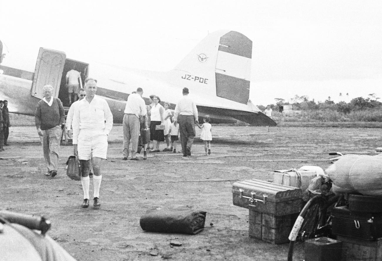 BD/133/741 - 
Airstrip met vliegtuig, fiets en (westerse) passagiers
