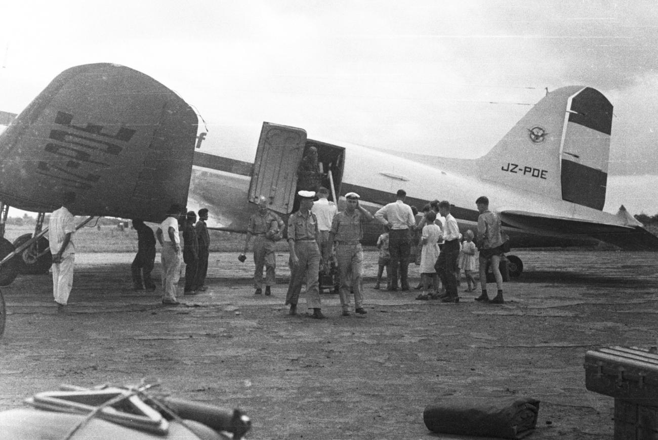 BD/133/743 - 
Airstrip met vliegtuig en (westerse) passagiers
