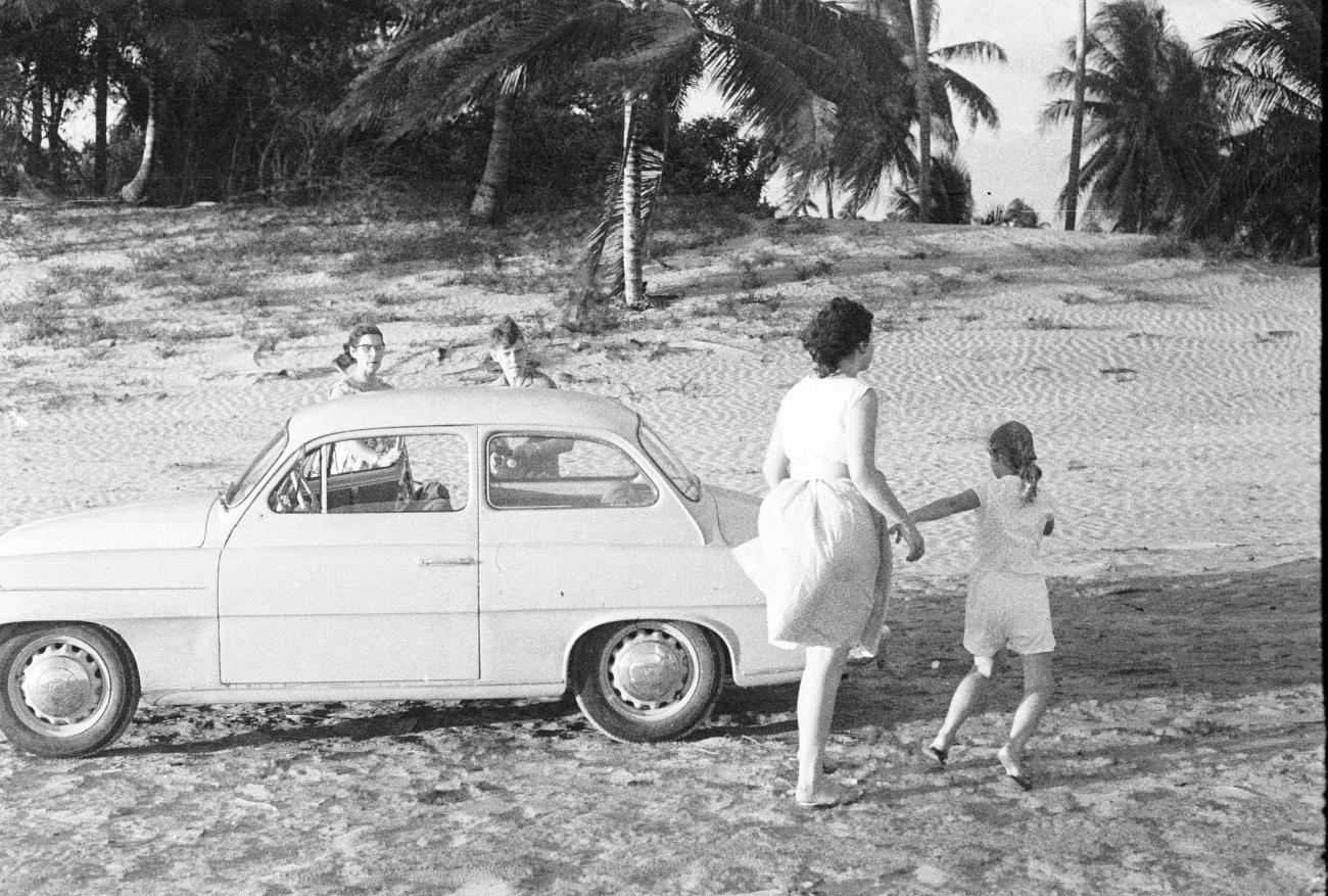 BD/133/746 - 
Westerlingen met auto op het strand
