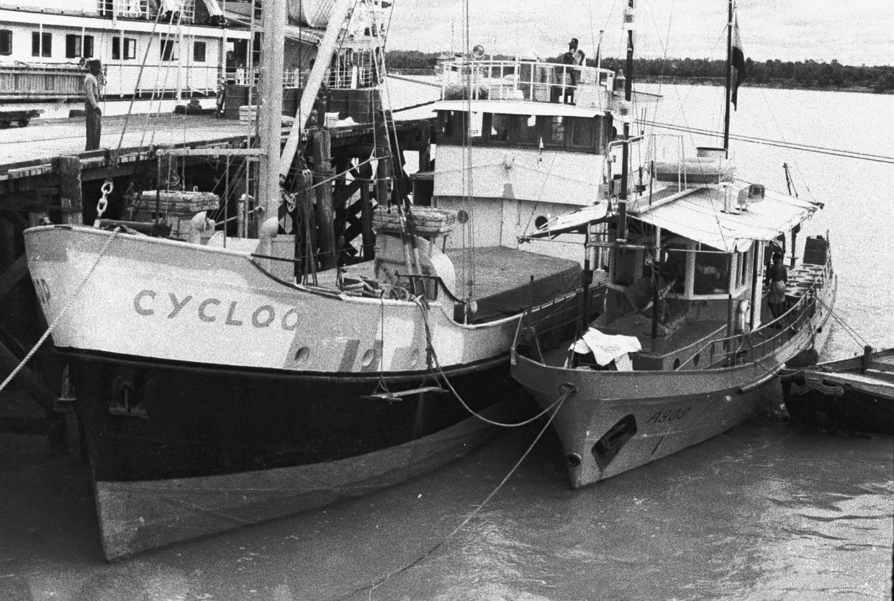 BD/133/789 - 
Aanlegsteiger  met kustvaarder Cycloo,  haven van Hollandia
