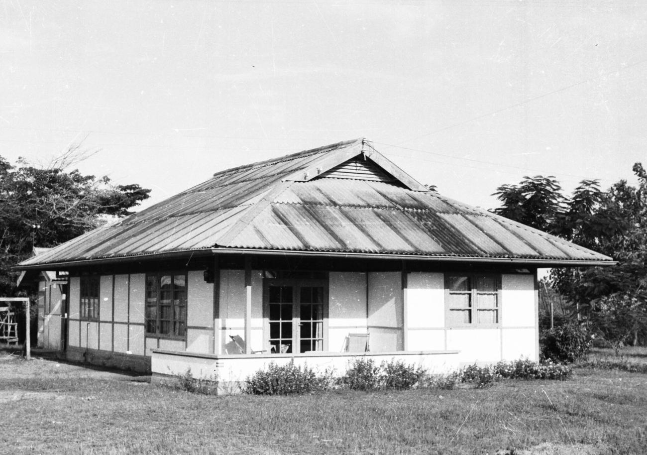 BD/133/843 - 
Modern, westers huis met golfplaten dak
