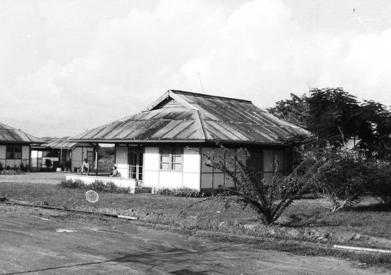 BD/133/844 - 
Modern, westers huis met golfplaten dak
