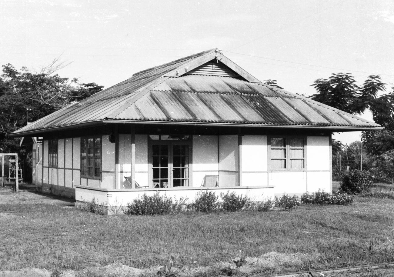 BD/133/845 - 
Modern, westers huis met golfplaten dak
