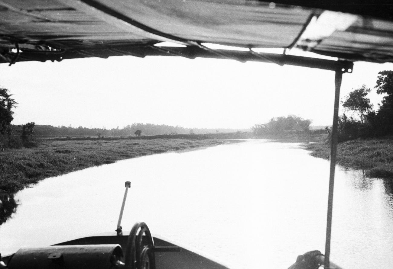 BD/133/859 - 
Blik op een rivier vanuit een boot
