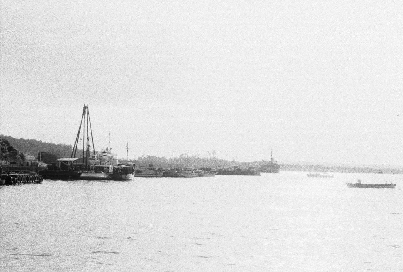 BD/133/889 - 
Haven met aangemeerde schepen
