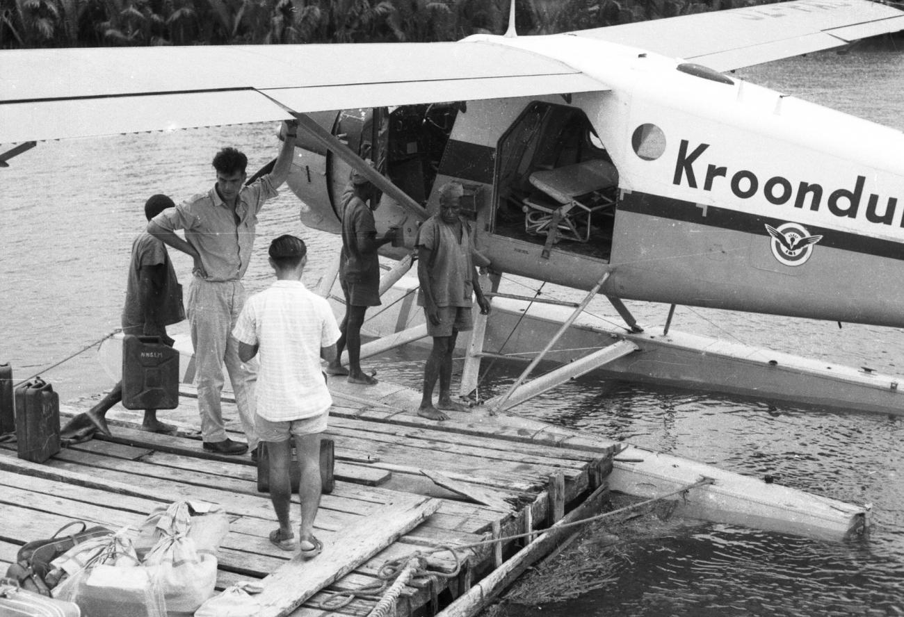 BD/133/906 - 
Een watervliegtuig van Kroonduif wordt ingeladen
