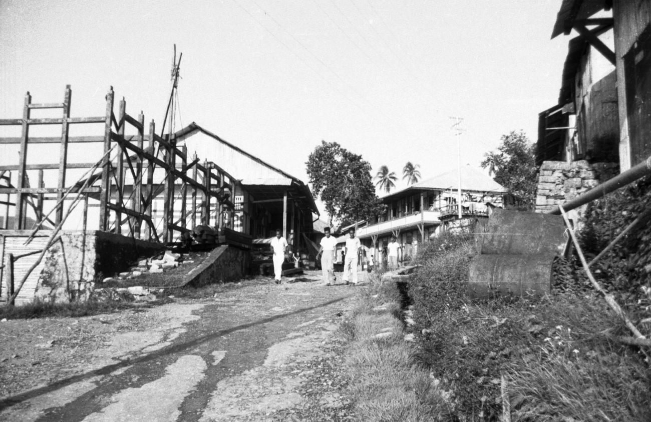 BD/133/916 - 
Straatbeeld van nederzetting aan de rivier of baai
