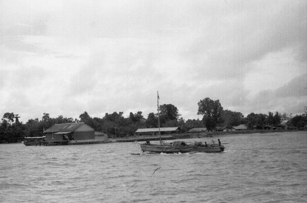 BD/133/91 - 
Sarmi-Hollandia: Boot op het water
