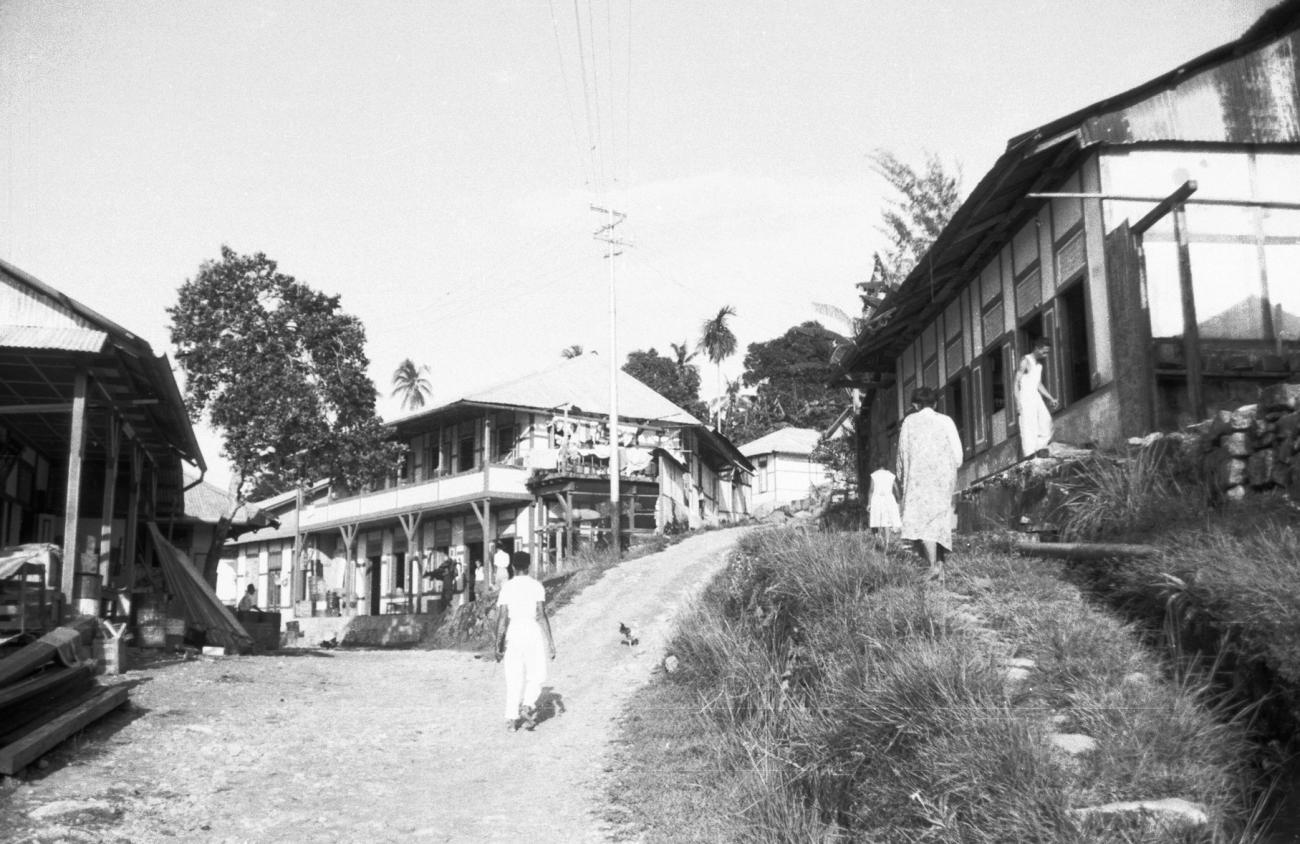 BD/133/920 - 
Straatbeeld van nederzetting met moderne huizen en elektriciteitspalen
