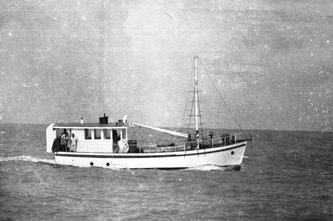 BD/133/933 - 
Klein motorschip op zee
