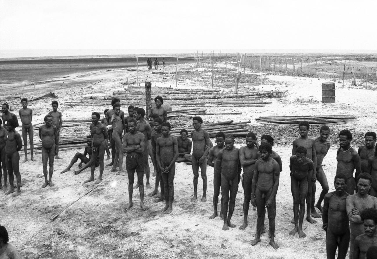 BD/133/978 - 
Groep Papoea-mannen (Asmat) aan de kust
