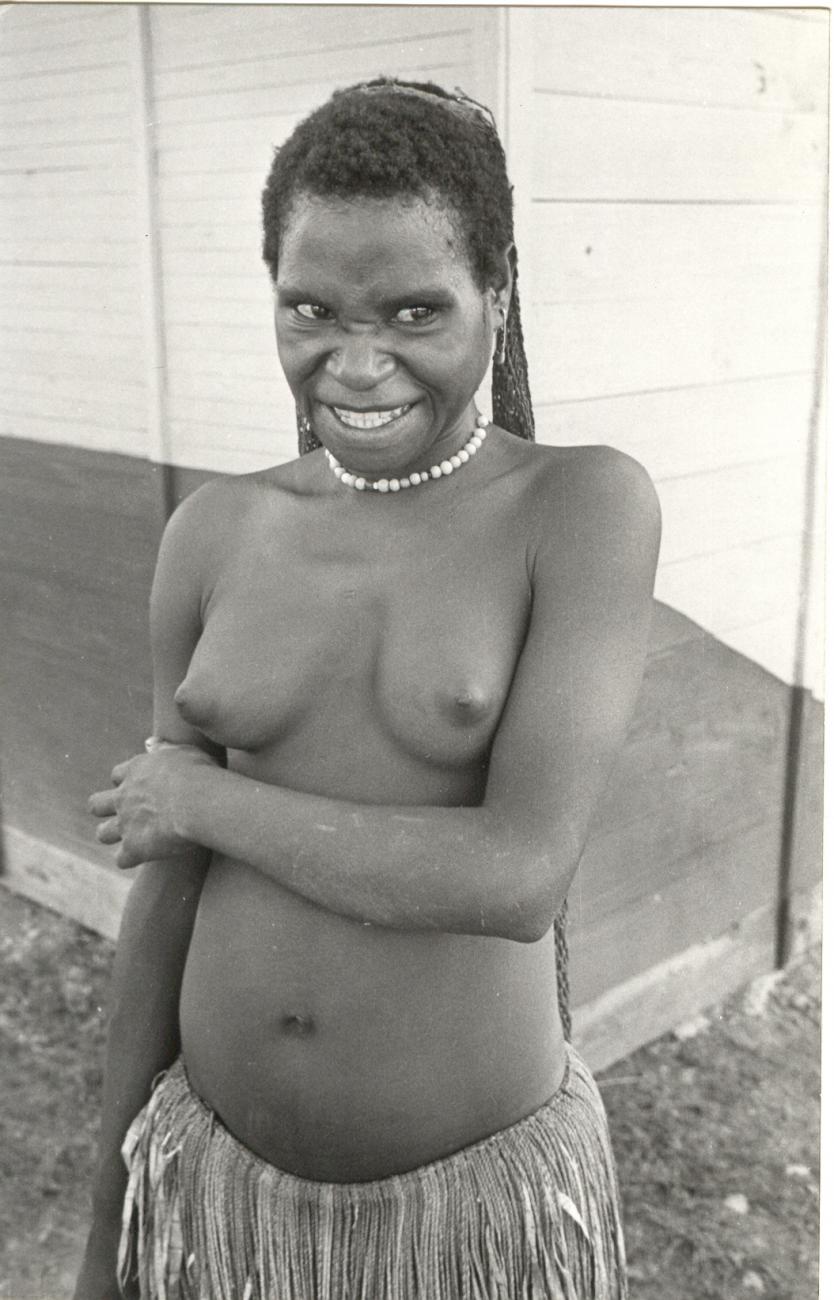 BD/253/105 - 
Portret van een vrouw in traditionele kledij
