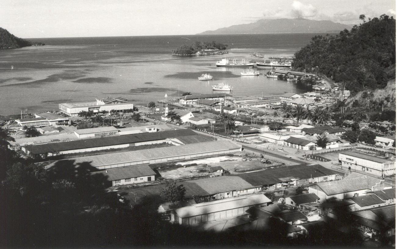 BD/253/115 - 
Uitzicht op haven in Jayapura en eiland pulau Kayu
