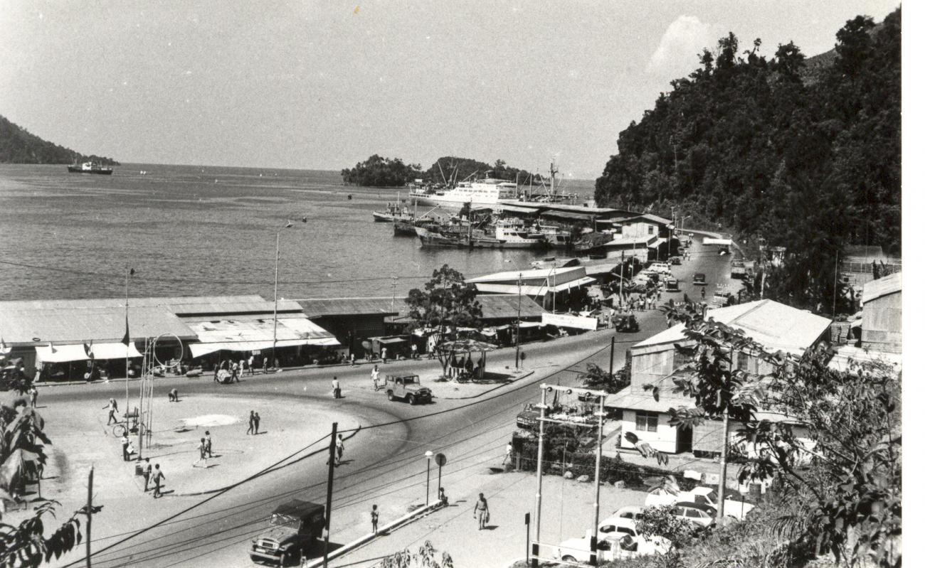 BD/253/117 - 
Uitzicht op haven in Jayapura

