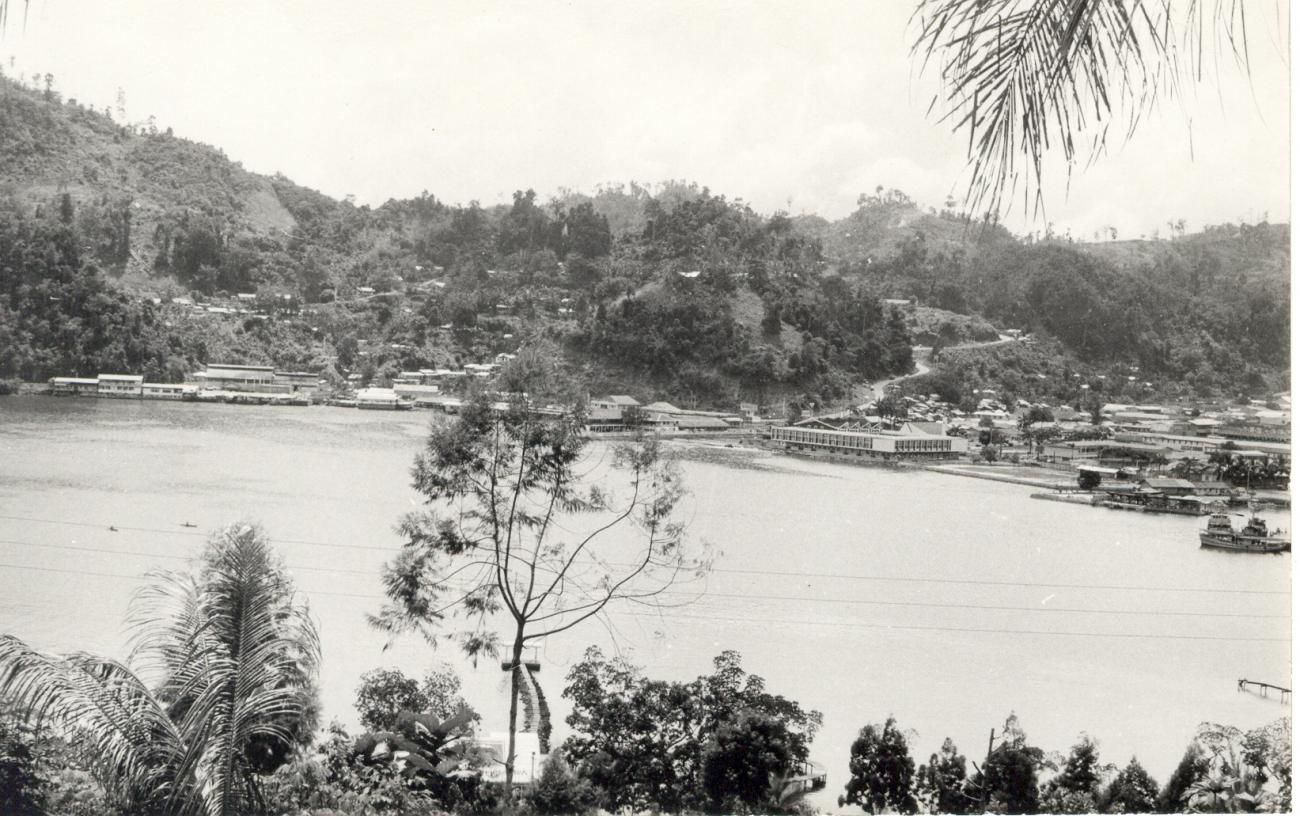 BD/253/119 - 
Uitzicht op baai van Jayapura
