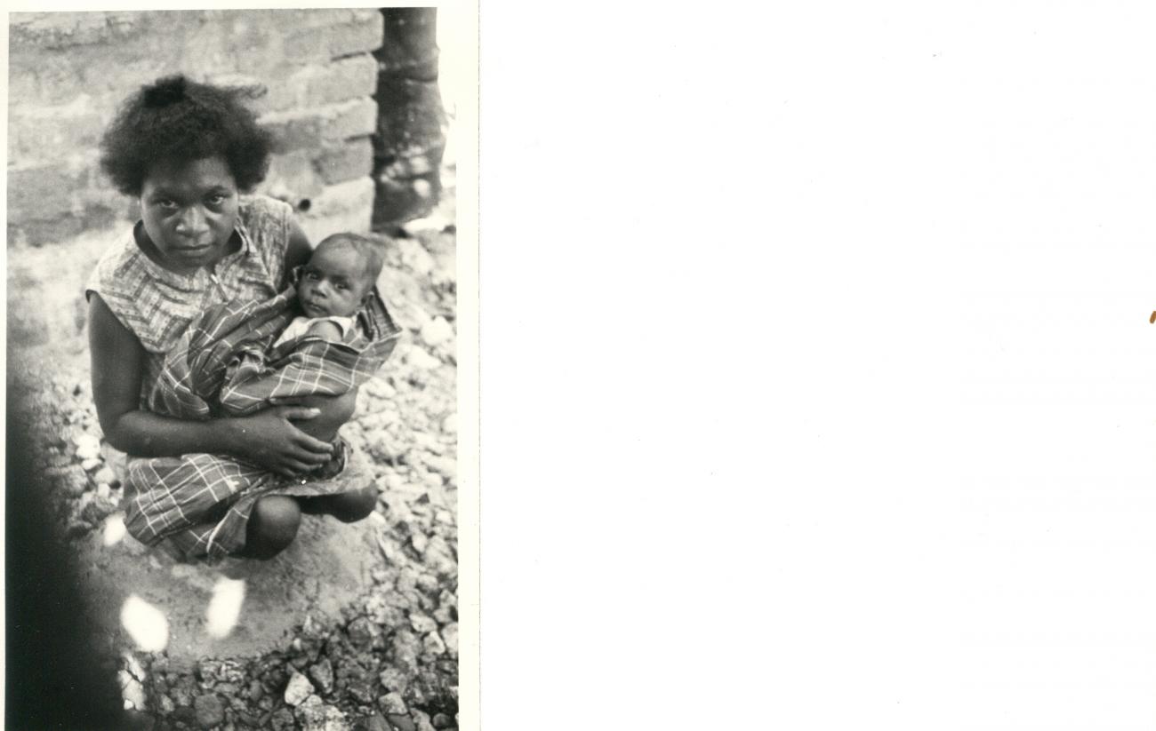 BD/253/25 - 
Portret van een jonge vrouw met kind
