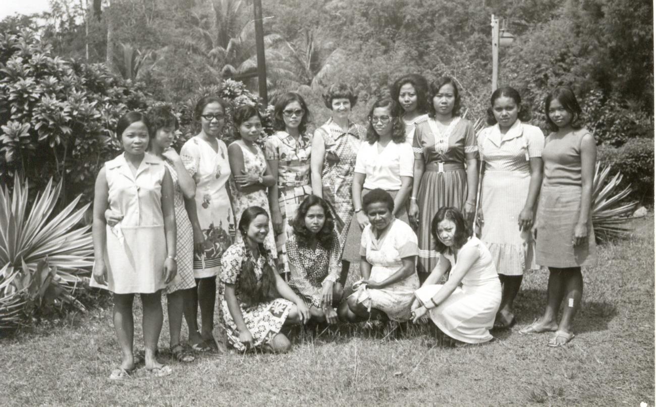 BD/253/28 - 
Groepsfoto van vrouwen in westerse kleding met zuster Jorna
