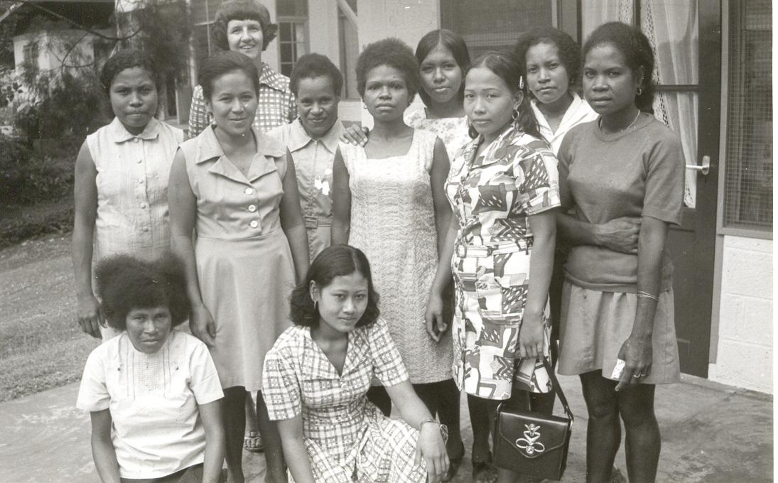 BD/253/34 - 
Groepsfoto van vrouwen in westerse kleding met zuster Jorna
