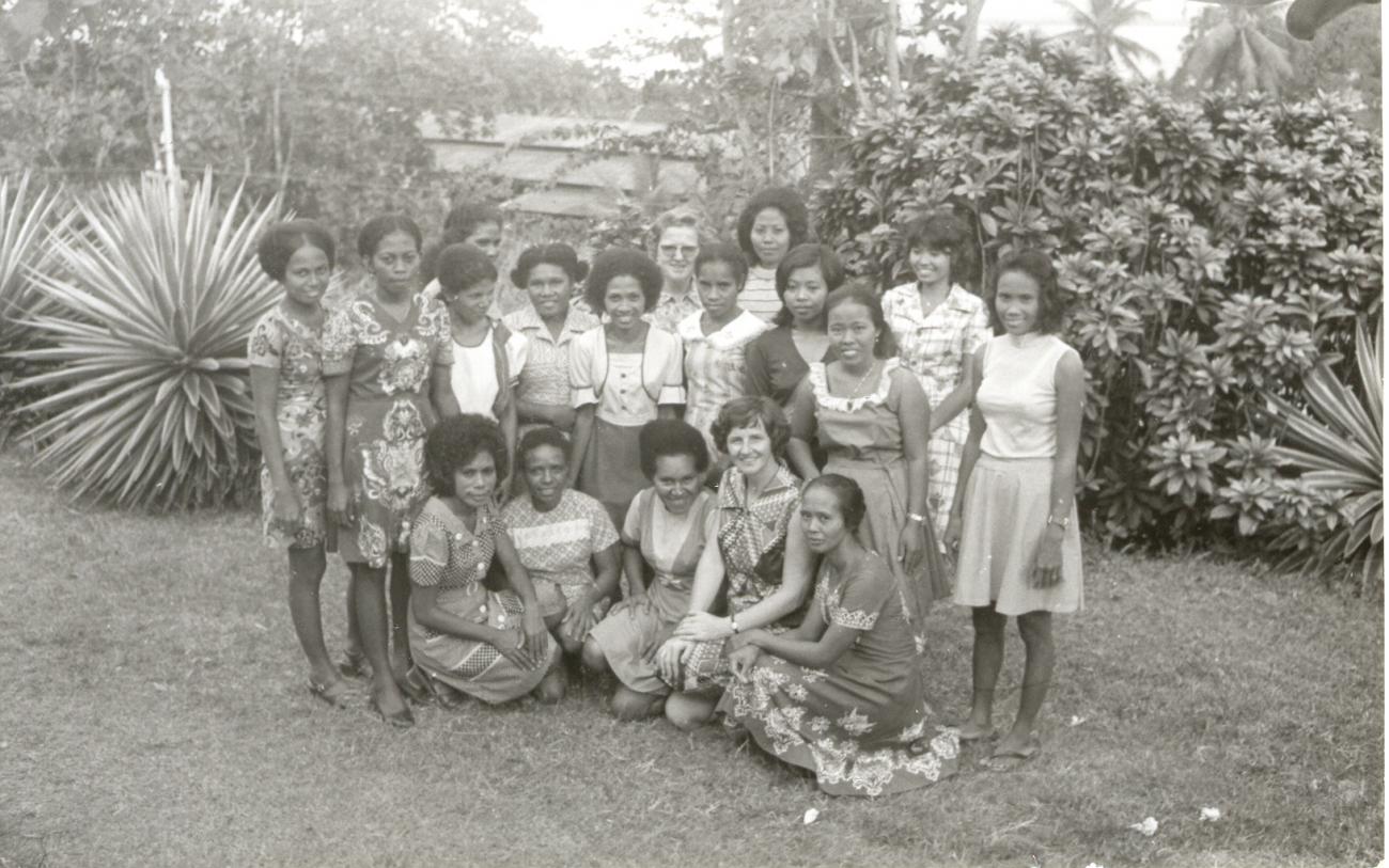 BD/253/35 - 
Groepsfoto van vrouwen met zuster Jorna plus een andere katolieke zuster of lerares
