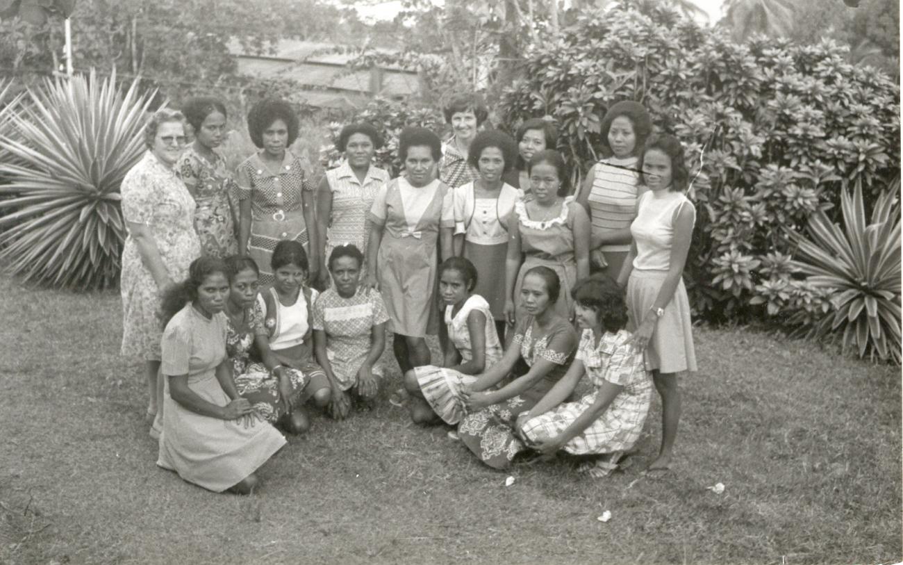 BD/253/36 - 
Groepsfoto van vrouwen met zuster Jorna plus een andere katolieke zuster of lerares
