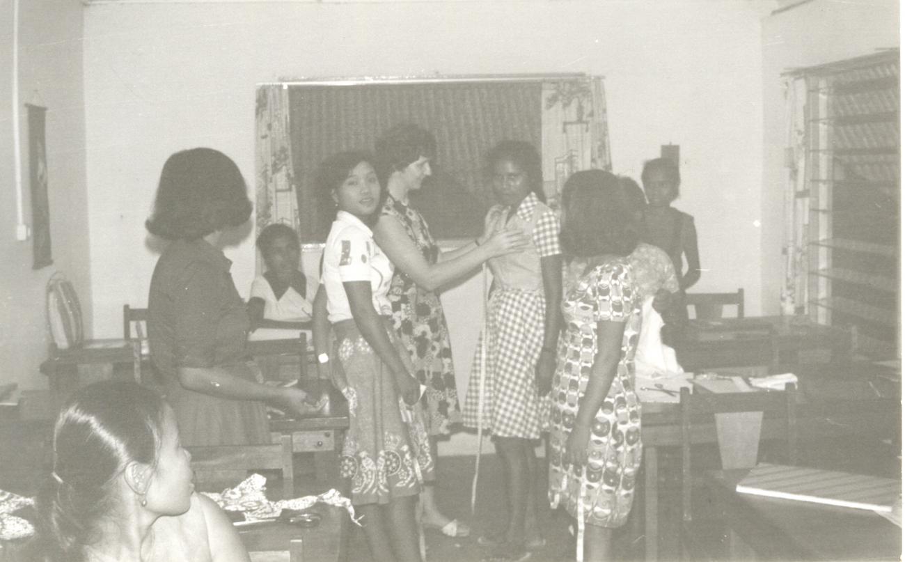 BD/253/37 - 
Meerdere vrouwen hebben naailes met zuster Jorna
