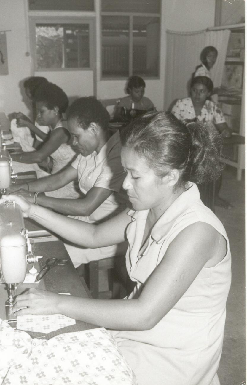 BD/253/39 - 
Meerdere vrouwen achter naaimachines
