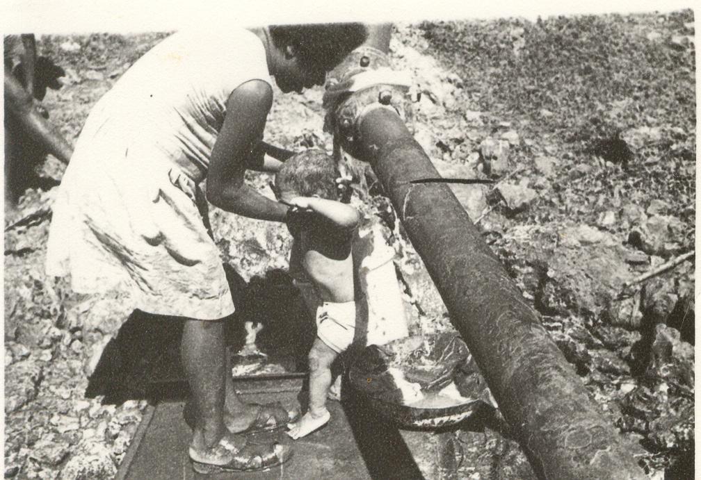 BD/253/41 - 
Vrouw met kind bij waterleidingspijp

