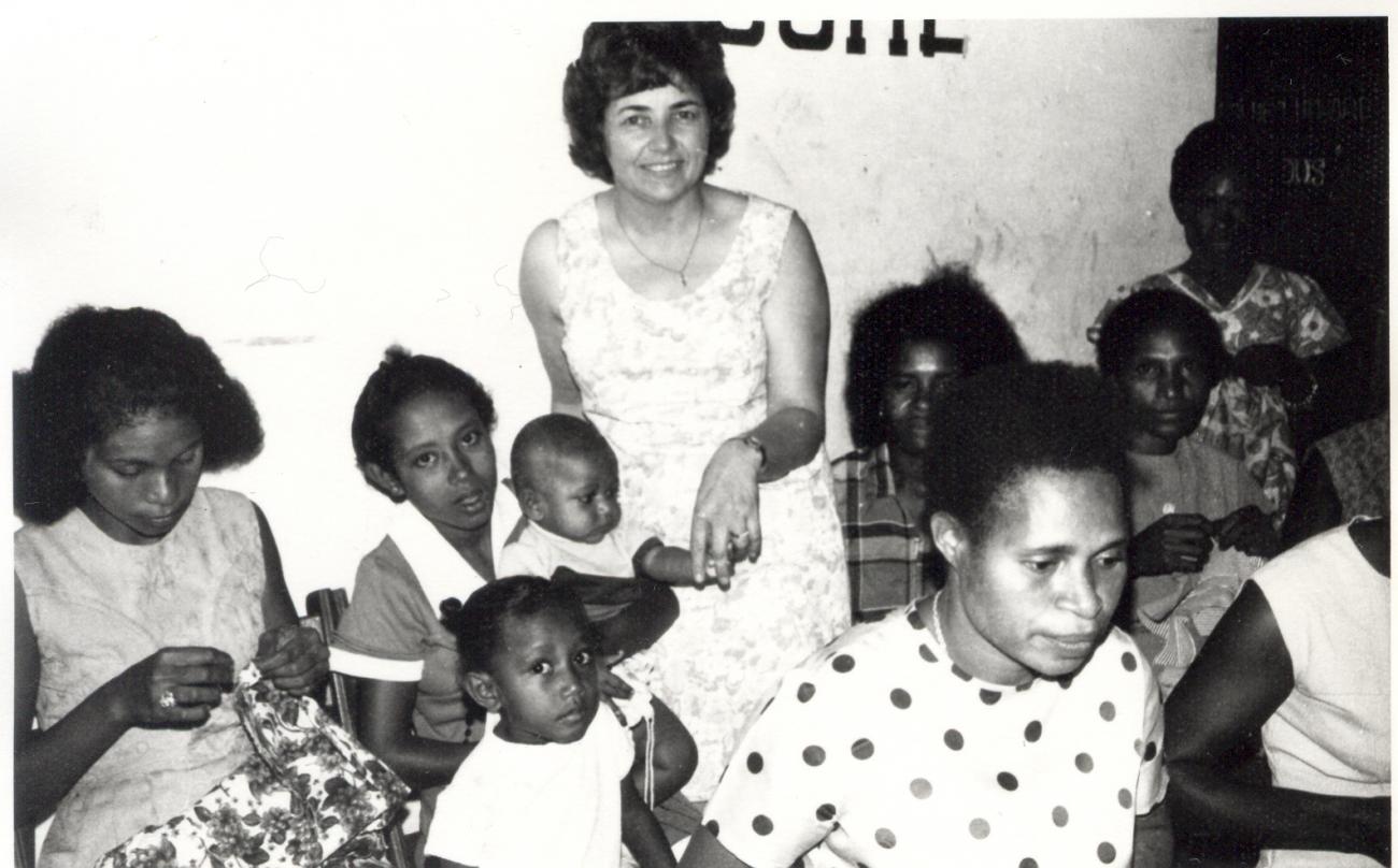 BD/253/47 - 
Katholieke zuster met vrouwen en kinderen
