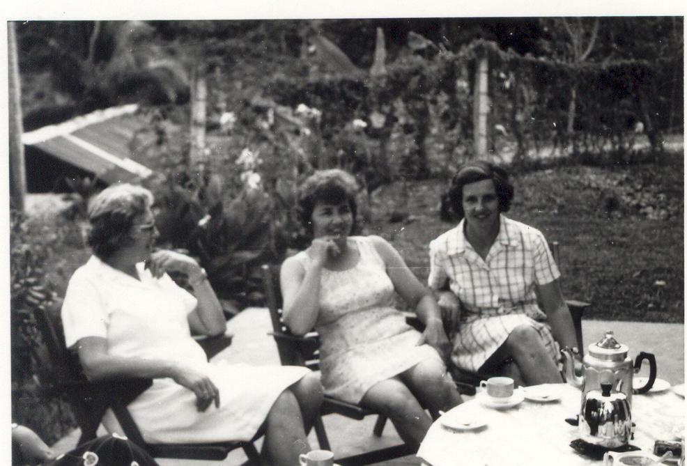 BD/253/49 - 
Zuster Jorna met twee andere zusters
