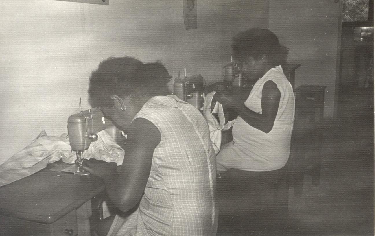 BD/253/4 - 
Twee vrouwen bezig iets te naaien
