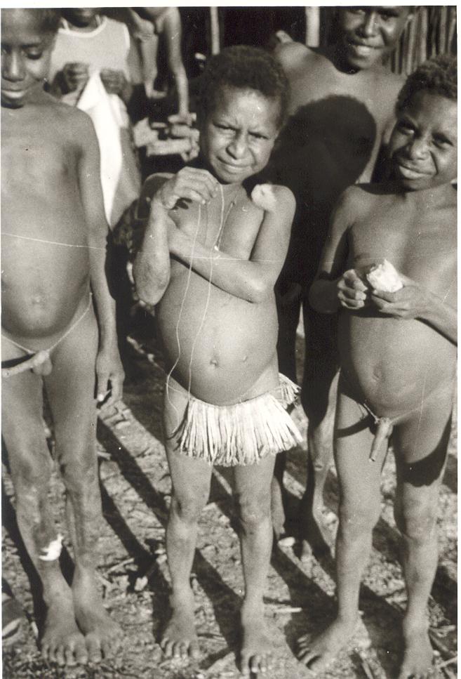 BD/253/53 - 
Groepsfoto van kinderen in traditionele kledij
