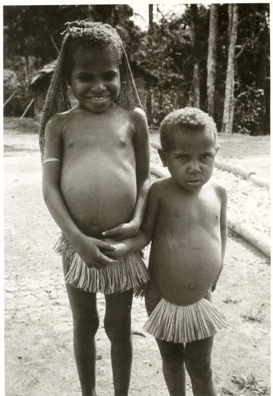 BD/253/55 - 
Portret  van twee kinderen in traditionele kledij
