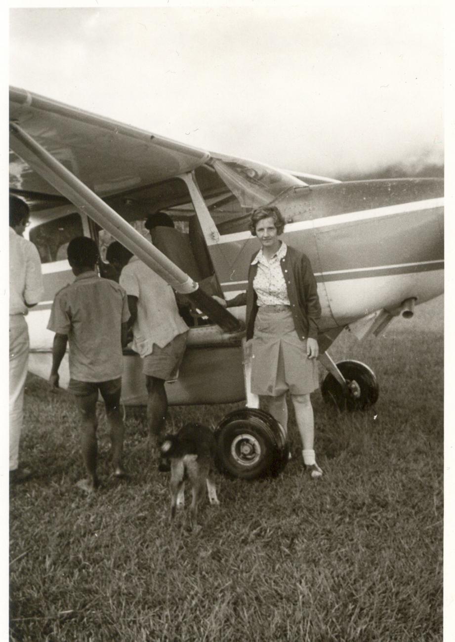 BD/253/57 - 
Zuster Jorna met enkele mannen bij vliegtuigje
