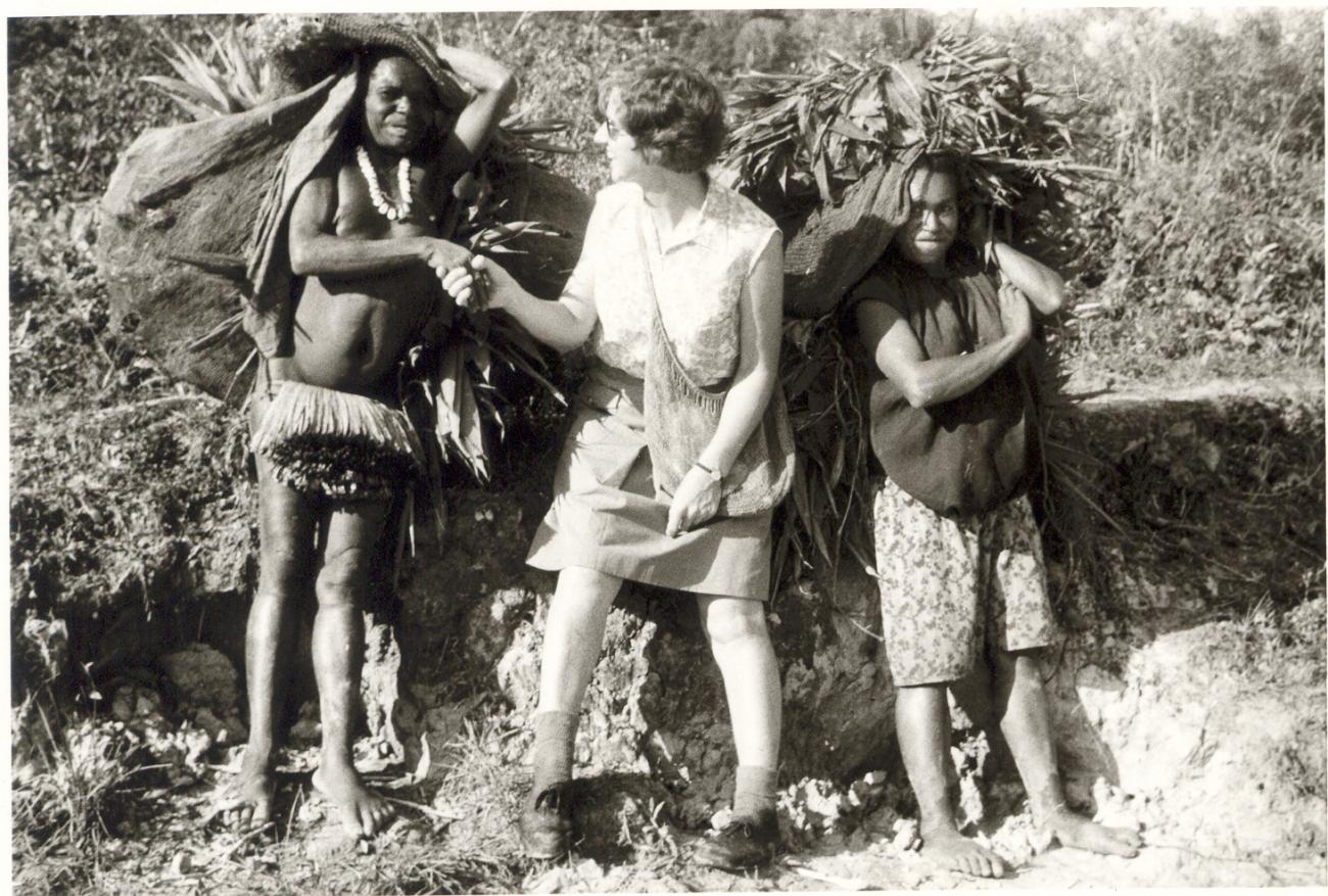 BD/253/64 - 
Zuster Jorna met twee Papoea&#039;s
