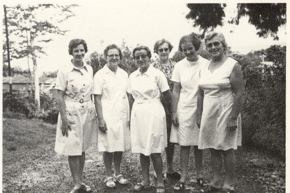 BD/253/80 - 
Groepsfoto van zuster Jorna met andere Katholieke zusters
