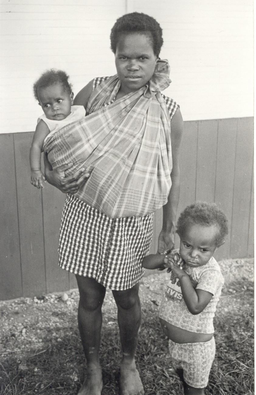 BD/253/99 - 
Portret van vrouw met twee kinderen
