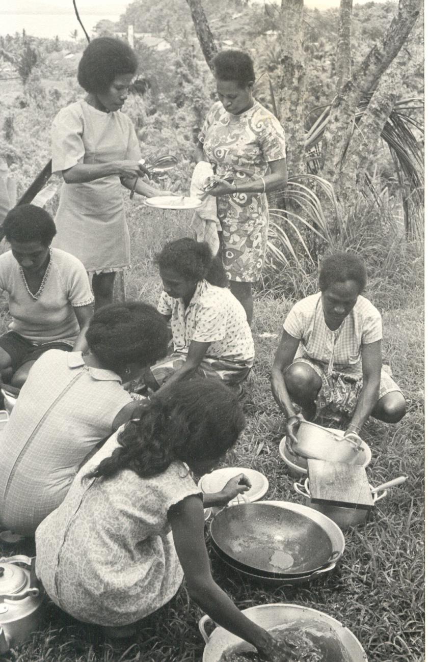 BD/253/9 - 
Meerdere vrouwen met kook en eetgerei
