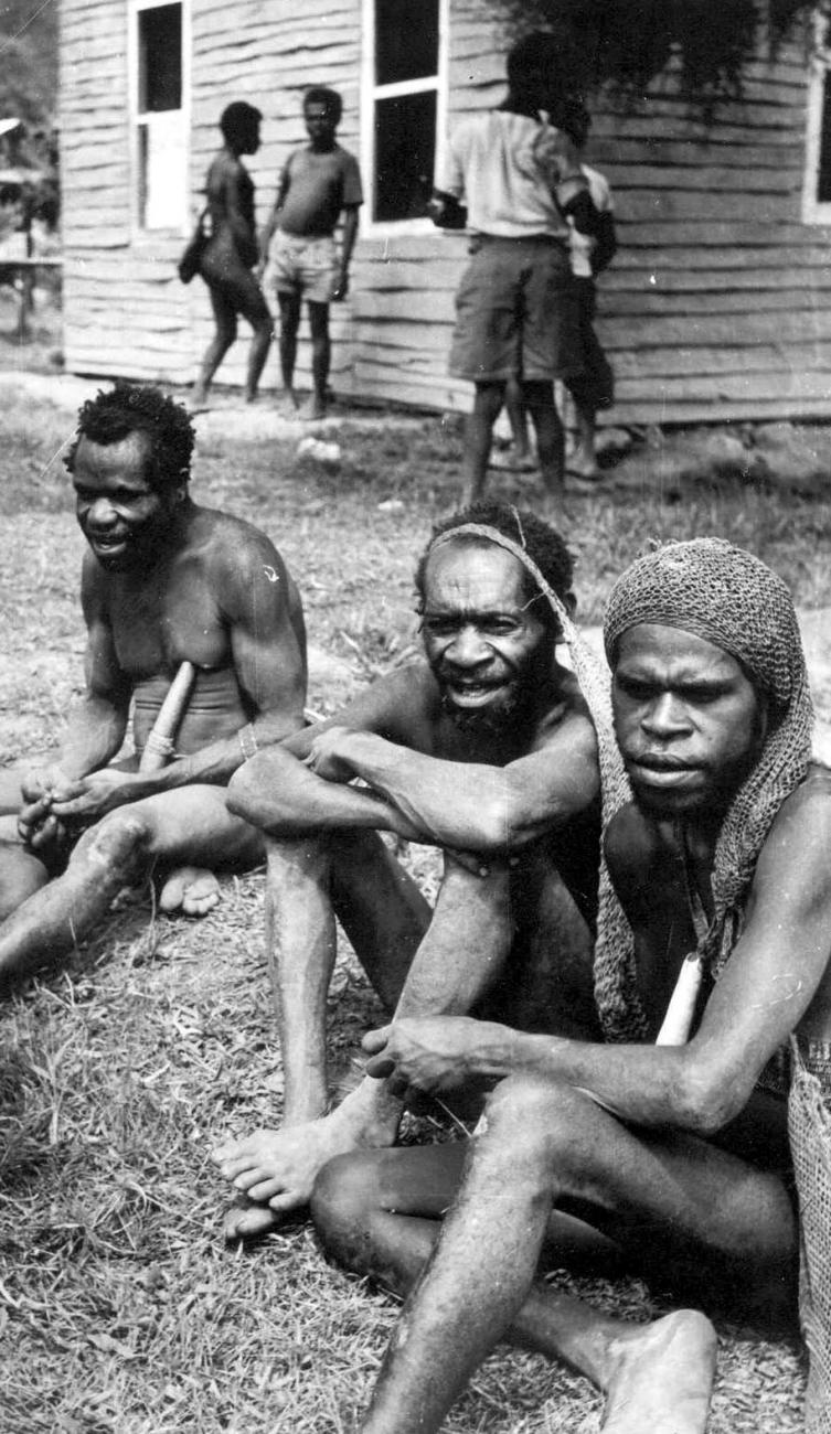 BD/277/12 - 
Papoea mannen met op achtergrond een huis
