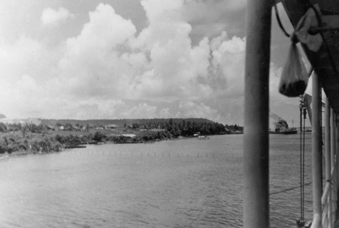 BD/277/35 - 
Uitzicht vanaf boot op kust
