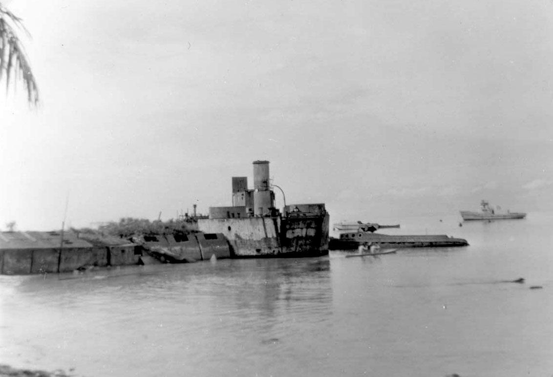 BD/277/43 - 
Uitzicht op haven met wrakken uit de Tweede Wereldoorlog
