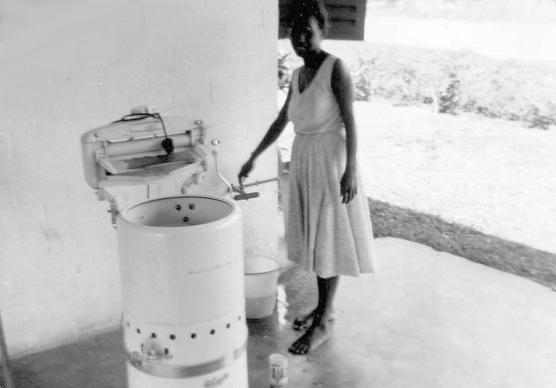 BD/277/50 - 
Vrouw bij wasmachine &quot;langzaamwasser&quot; met wringer 
