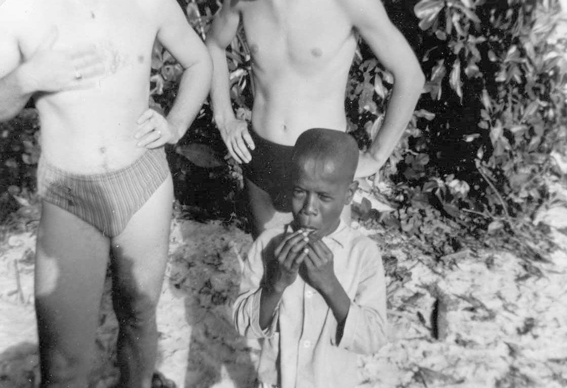 BD/277/51 - 
Papoea kind en twee blanke mannen
