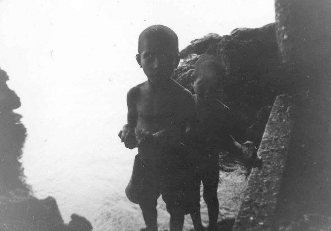 BD/277/56 - 
Twee kinderen bij het water
