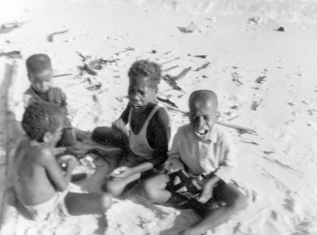 BD/277/60 - 
Groep kinderen op het strand
