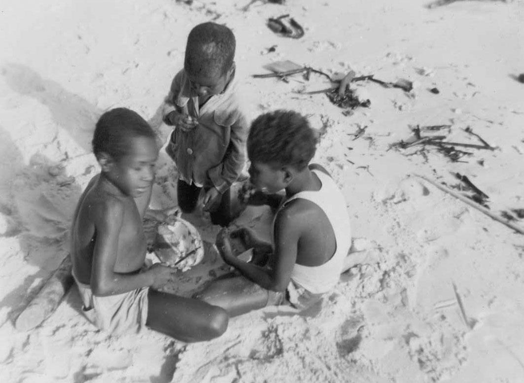 BD/277/61 - 
Drie kinderen op het strand
