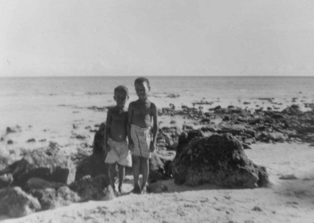 BD/277/62 - 
Twee kinderen op het strand
