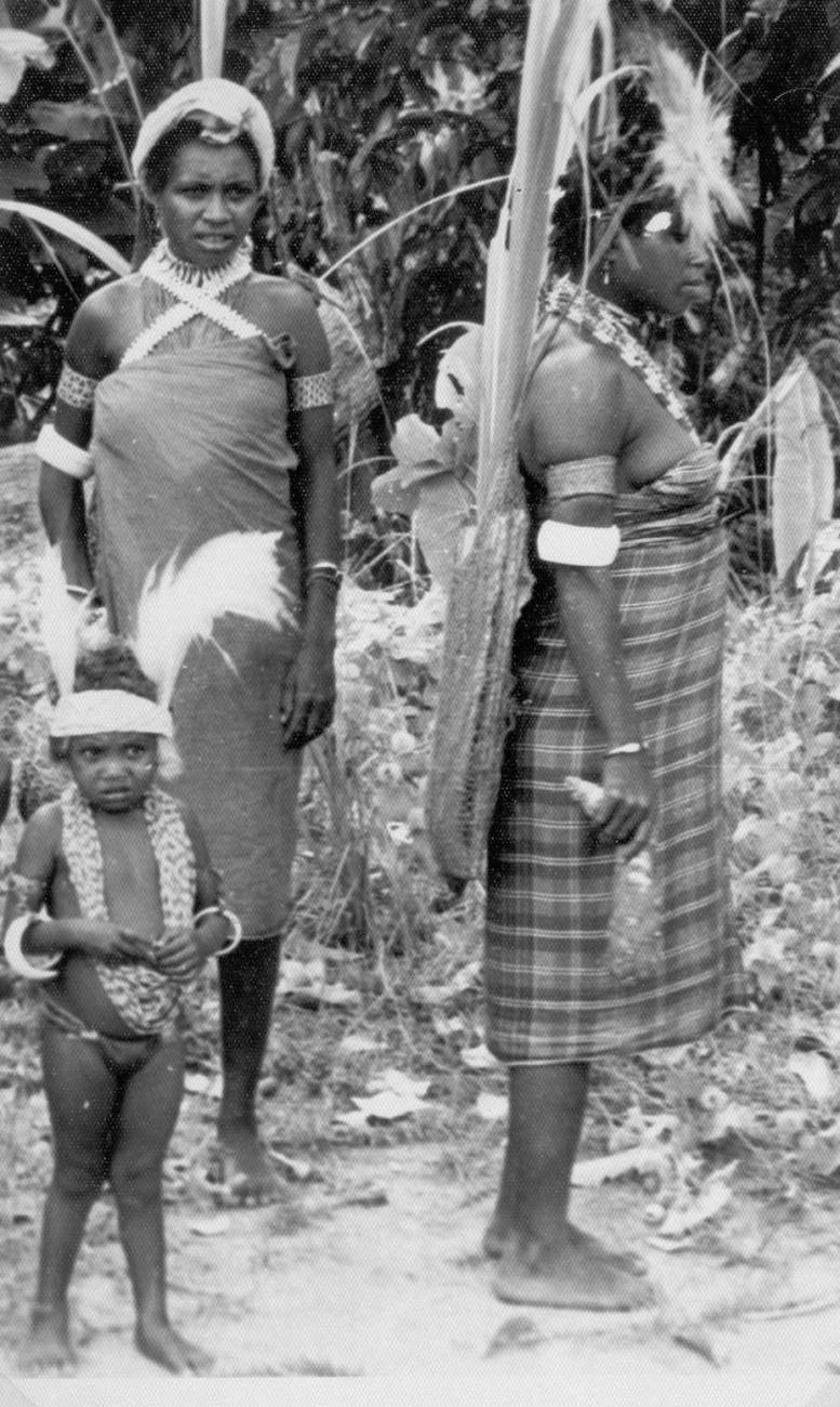 BD/277/63 - 
Man en vrouw en kind in traditionele kledij
